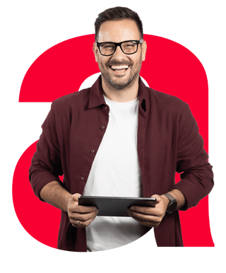 homem sorrindo segurando tablet